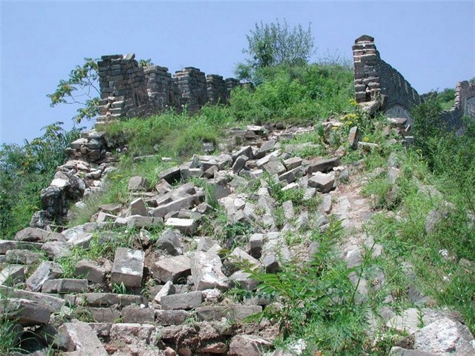 Còn tờ Dailymail cho hay, tại một số vùng ở Trung Quốc, Vạn Lý Trường Thành đã được sử dụng làm nguồn cung cấp đá để người dân xây nhà và đường xá.