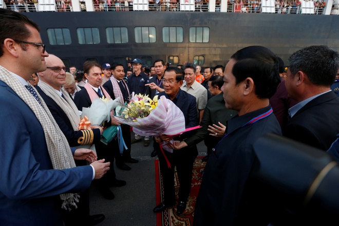 Thủ tướng Hun Sen của Campuchia ra tận tàu Westerdam để chào đón những hành khách trên tàu này cập cảng.