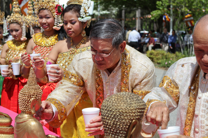 Cẩm nang du lịch Campuchia: Lễ tắm tượng linh thiêng của người Campuchia vào dịp năm mới.