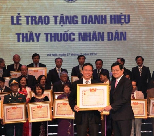 Chủ tịch nước Trương Tấn Sang trao Bằng chứng nhận Thầy thuốc nhân dân cho GS Trần Hậu Khang.