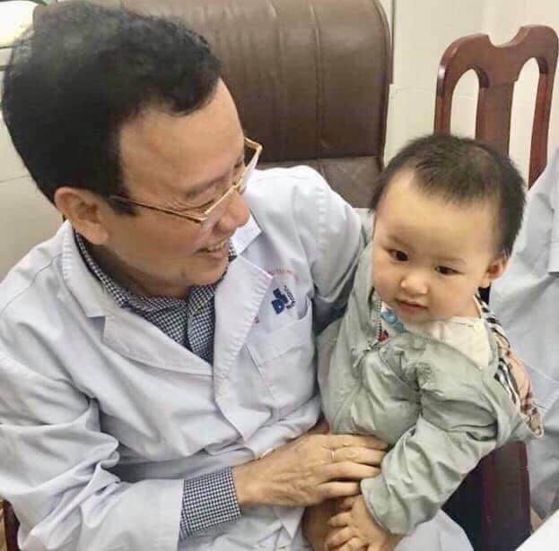 Bác sĩ Trần Hậu Khang bên bệnh nhân nhỏ tuổi của mình.