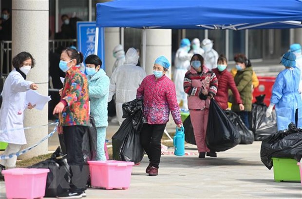 Bệnh nhân nhiễm COVID-19 xuất viện sau khi được chữa khỏi tại bệnh viện ở Vũ Hán, tỉnh Hồ Bắc, Trung Quốc, ngày 10/3/2020. Ảnh: Tân Hoa Xã.
