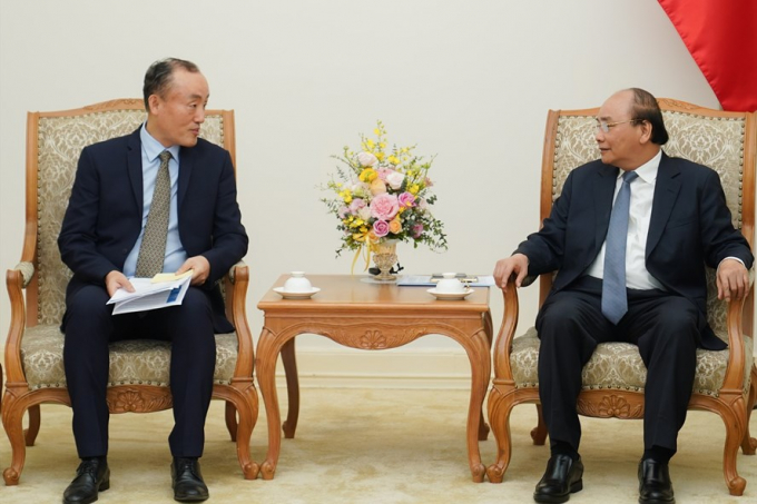 Thủ tướng Nguyễn Xuân Phúc tiếp Trưởng đại diện Tổ chức Y tế thế giới (WHO) tại Việt Nam. Ảnh: VGP.