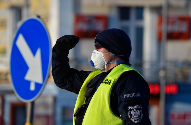 Cảnh sát Ba Lan siết chặt kiểm soát biên giới với Đức, nước đang bùng phát lây lan virus corona. Ảnh: AFP.