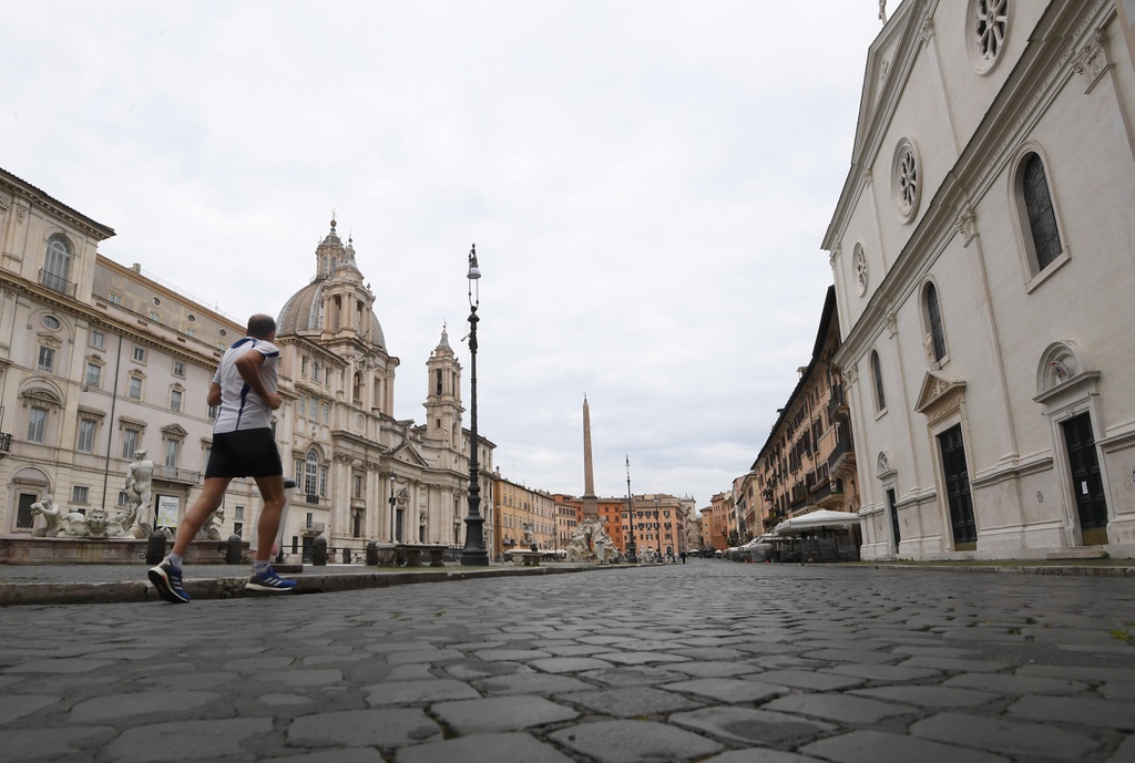 Một người chạy bộ trên đường ở Rome, Italy vào ngày 28/3. Ảnh: Reuters.