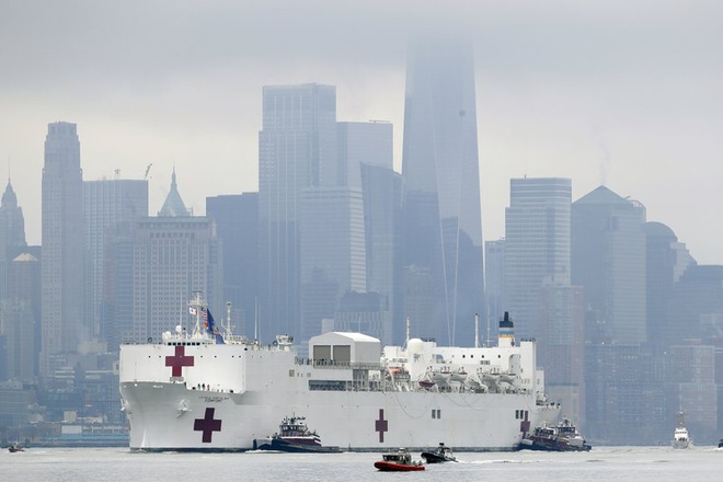 Tàu bệnh viện của Hải quân Mỹ, USNS Comfort, đã tới thành phố New York với hơn 1.000 giường, dành cho các bệnh nhân không nhiễm Covid-19. Ảnh: AP.