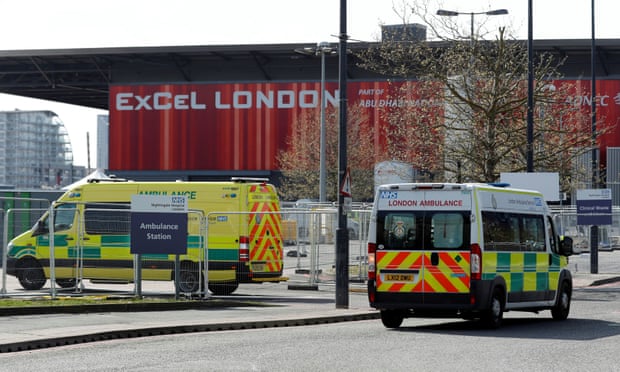Bên ngoài một bệnh viện ở London, Anh. Ảnh: Reuters.