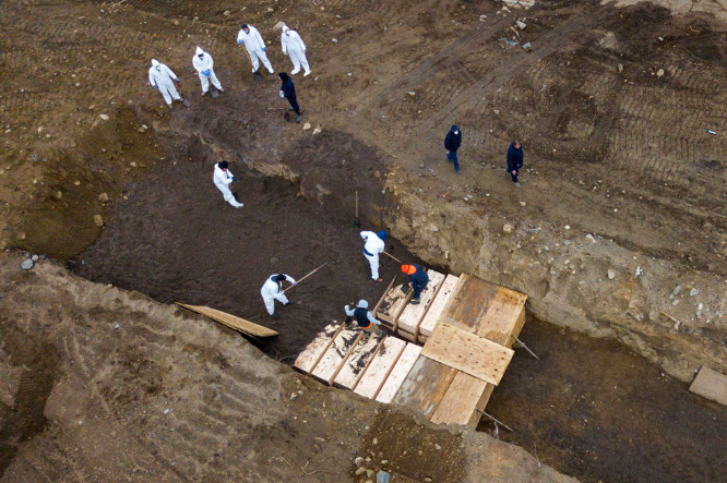 Quan tài của các bệnh nhân Covid-19 được chôn cất tập thể trên Đảo Hart, quận Bronx, phía đông New York hôm 9/4. Ảnh: Reuters.