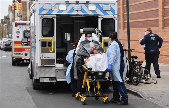 Nhân viên y tế chuyển bệnh nhân nhiễm COVID-19 tới trung tâm y tế Wyckoff Heights tại New York, Mỹ ngày 7/4/2020. Ảnh: AFP