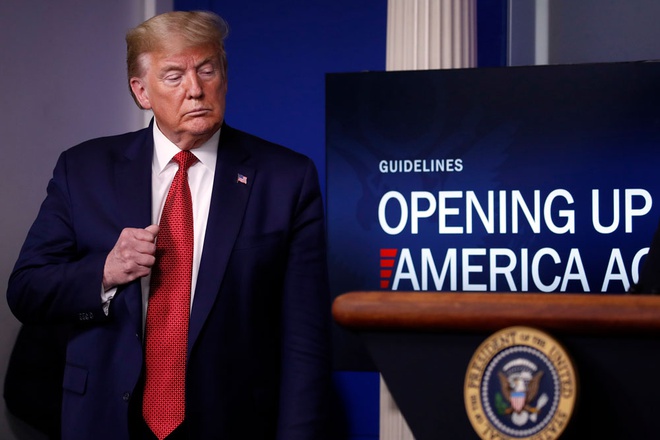 Tổng thống Trump tuyên bố kế hoạch mở cửa lại nước Mỹ tại buổi họp báo ngày 16/4. Ảnh: AP.