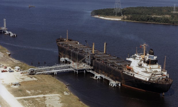 Kỷ lục 16 triệu thùng dầu đang được dự trữ trong các tàu chở dầu ở các cảng vận chuyển. Ảnh: EPA/Guardian.