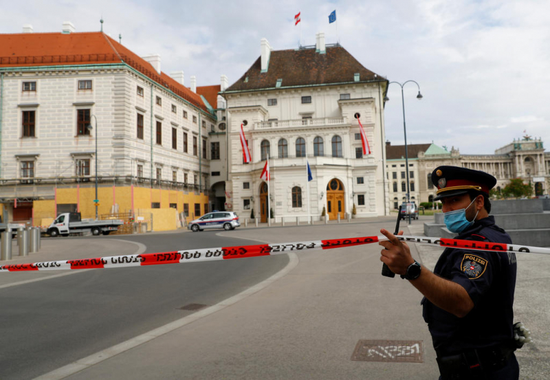 Cảnh sát gác tại Phủ tổng thống Áo sau một vụ đe dọa đánh bom. Ảnh: Reuters