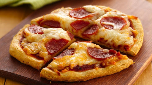 Chiếc bánh pizza tự làm có thể thiên biến vạn hóa phần nhân (topping).