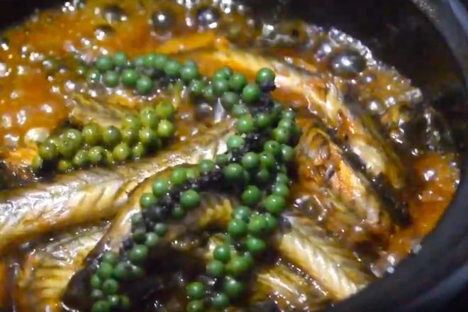 Cách kho cá kèo ngon với tiêu xanh và nước dừa