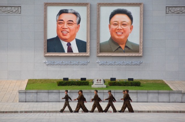 Chân dung hai cố lãnh đạo Triều Tiên tại Quảng trường Kim Nhật Thành.