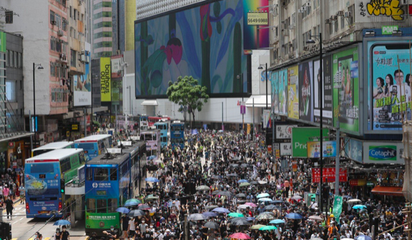 Người biểu tình tập trung ở quận mua sắm nhộn nhịp của Hong Kong. Ảnh: SCMP
