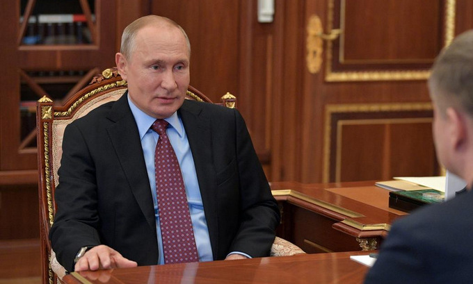 Putin gặp giám đốc công ty Đường sắt Nga tại Điện Kremlin ngày 25/5. Ảnh: Reuters.
