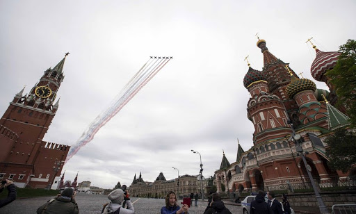 Trước đó, vào đúng Ngày Chiến thắng 9/5, Nga đã cho trình diễn chiến đấu cơ trên bầu trời quảng trường Đỏ.