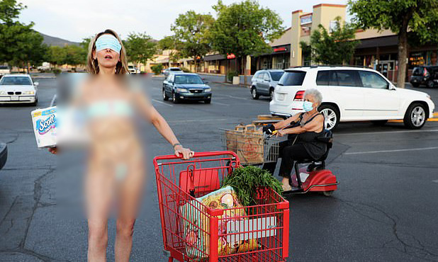DaVida Sal lấy khẩu trang y tế làm bikini trong loạt ảnh đăng tải trên Facebook cá nhân. Ảnh: Facebook/DaVida Sal.