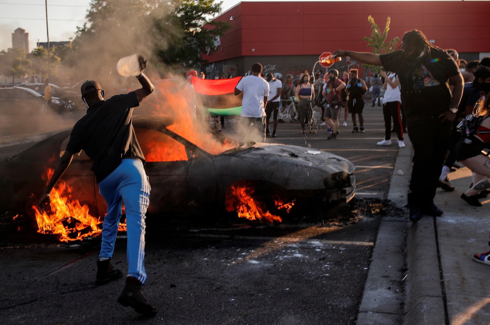 Chiếc xe bị đốt cháy bởi sự giận dữ của người biểu tình. Ảnh: REUTERS/Carlos Barria