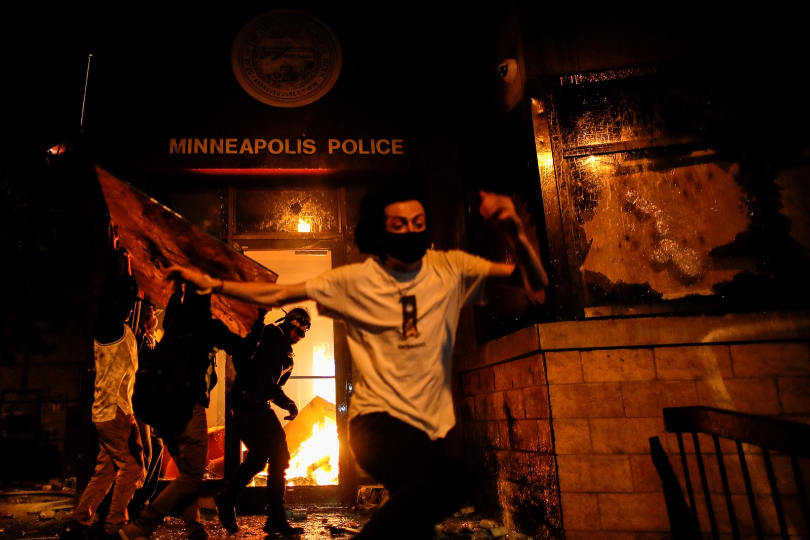 Người biểu tình châm lửa đốt lối vào tòa nhà cảnh sát ở Minneapolis. Ảnh: REUTERS/Carlos Barria