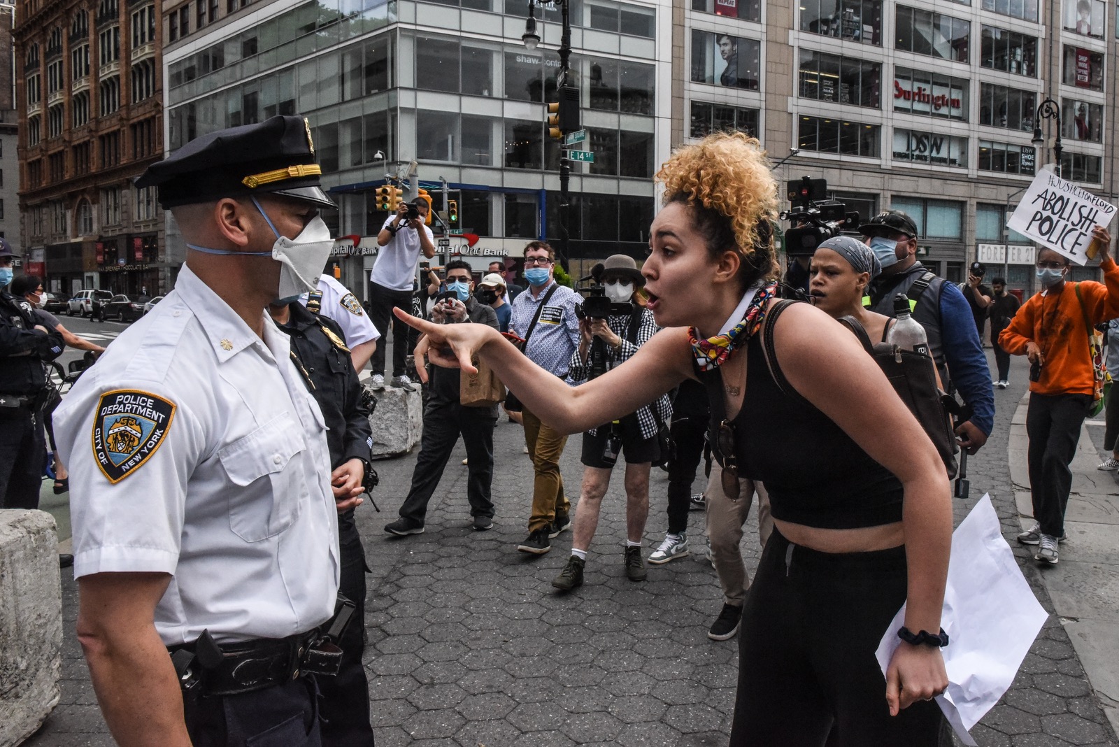 Một phụ nữ đụng độ với cảnh sát trong khi tham gia biểu tình thể hiện thái độ trước cái chết của người da đen George Floyd ở quảng trường Công đoàn, thành phố New York. Ảnh: Stephanie Keith/Getty Images