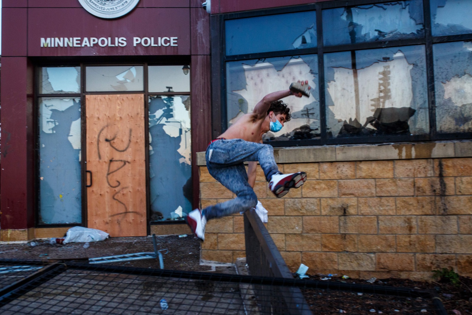 Người biểu tình cầm gạch đá xông vào bên trong sở cảnh sát số 3 Minneapolis. Ảnh: KEREM YUCEL/AFP via Getty Images