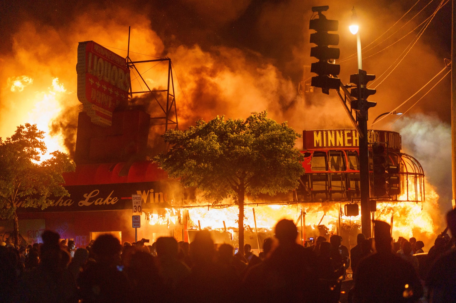 Cách người biểu tình đốt mọi thứ: Tưới xăng lên mọi thứ và bật lửa. Ảnh: KEREM YUCEL/AFP via Getty Images