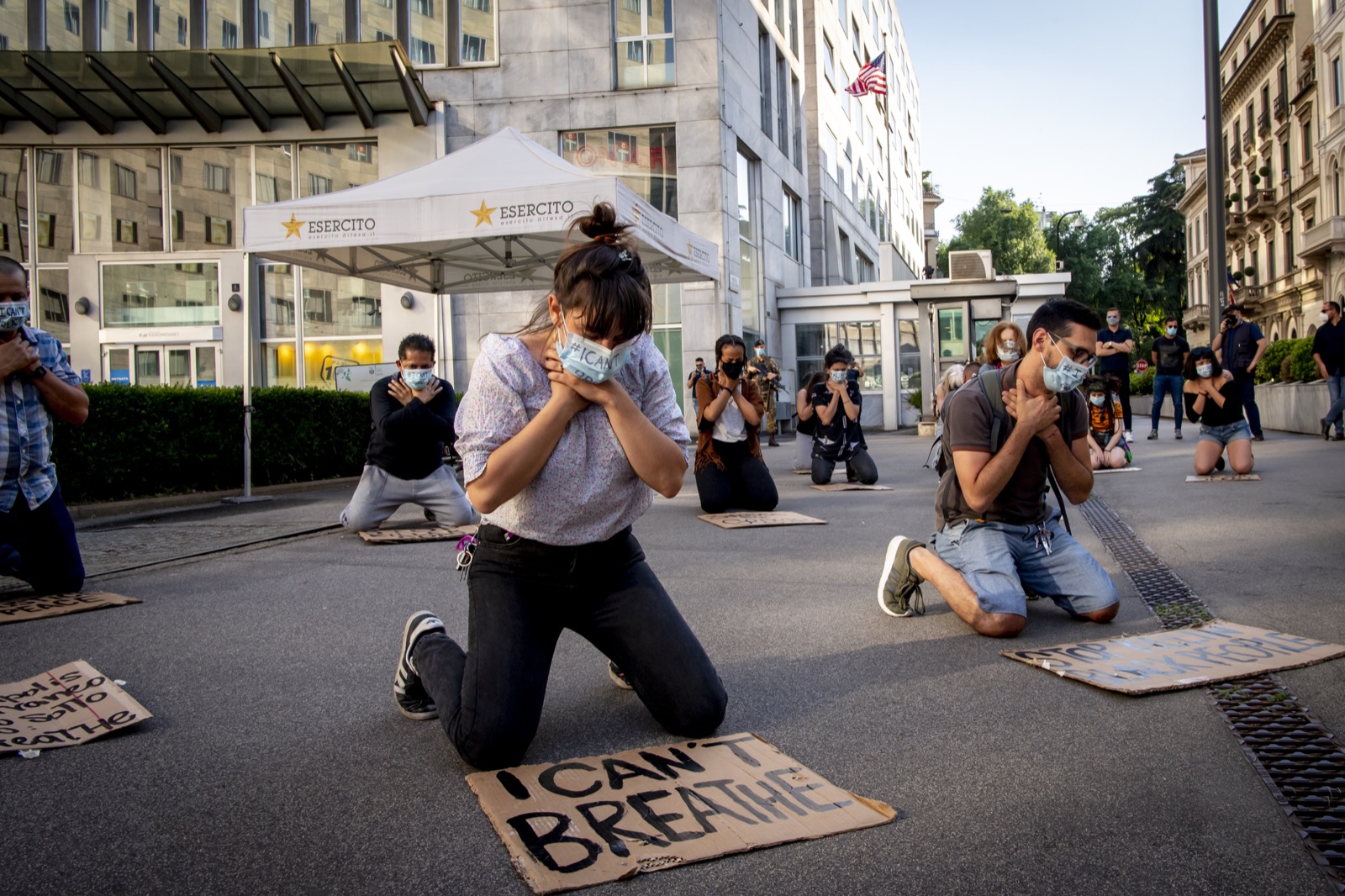 Người biểu tình nhảy flashmob thể hiện thái độ với vụ giết hại George Floyd trước lãnh sứ quán Mỹ ở Milan, Italia. Ảnh: Francesco Prandoni/Getty Images
