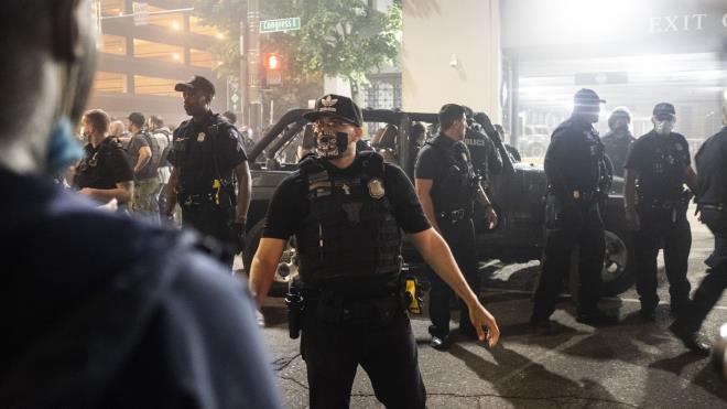 Cảnh sát Detroit được điều động tới để đối phó với đám đông biểu tình ở Detroit. Ảnh: Getty Images