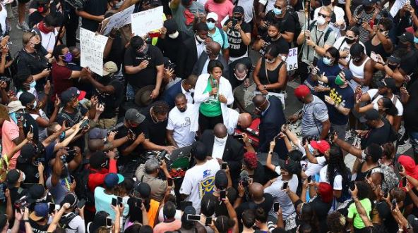 Thị trưởng New York tham gia biểu tình đòi công lý cho người da màu ở thành phố của bà.