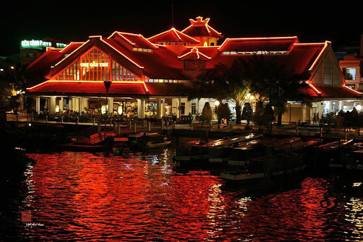 Bến Ninh Kiều: Nơi có nhiều nhà hàng ăn ngon.