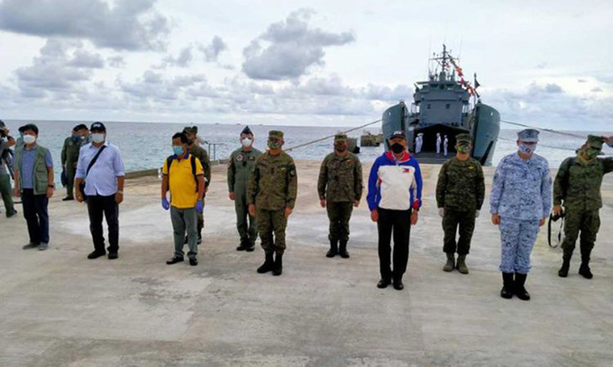 Bộ trưởng Quốc phòng Philippines Delfin Lorenzana (áo trắng xanh) cùng các quan chức quân sự hàng đầu thăm phi pháp đảo Thị Tứ hôm 9/6. Ảnh: AP.