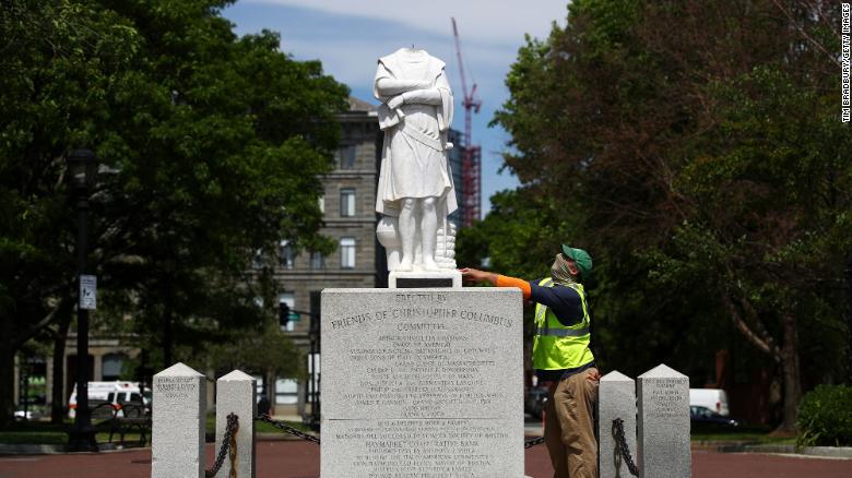 Tượng Christopher Columbus bị mất đầu ở Boston. Ảnh: Getty Images