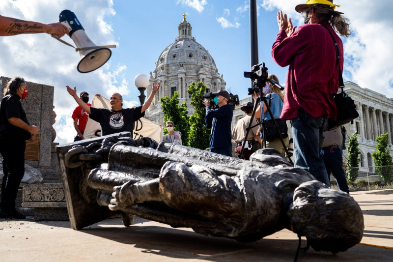 Tượng Christopher Columbus nằm trên đất ở bang Minnesota. Ảnh: MPR News
