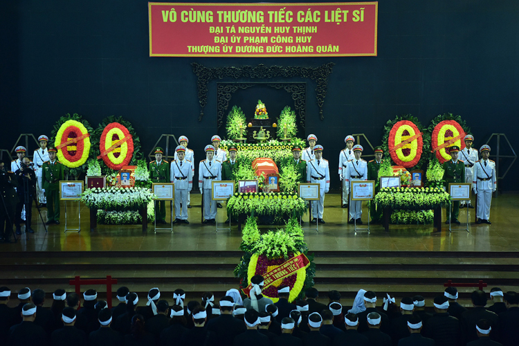 Lễ tang 3 chiến sĩ công an hy sinh ở Đồng Tâm. Ảnh: VnExpress
