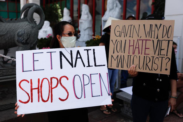 Cộng đồng người làm nail xuống đường biểu tình ngày 8-6 ở Mỹ để kêu gọi cho phép tiệm nail mở cửa. Ảnh: usnews.com