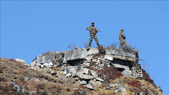 Binh sĩ Ấn Độ tuần tra tại khu vực biên giới với Trung Quốc ở bang Arunachal Pradesh (Ấn Độ). Ảnh: AFP