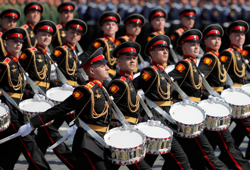 Như thường lệ, đội quân nhạc trường Trung Cấp Âm Nhạc Quân đội Moscow bước đều bước vào quảng trường.