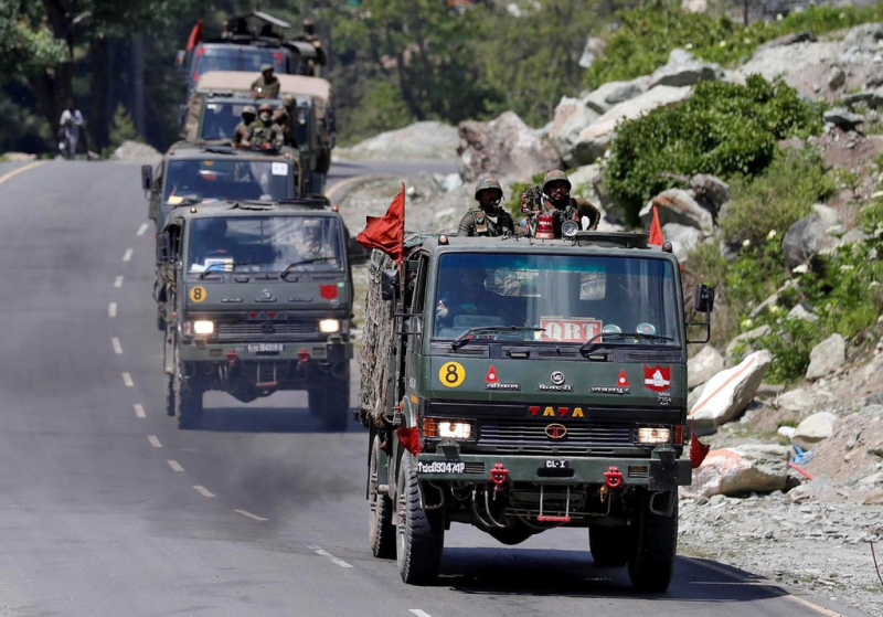 Binh sĩ Ấn Độ liên tục được điều động lên Ladakh sau cuộc đụng độ chết người hôm 15/6 với lính biên phòng Trung Quốc. Ảnh: Reuters.
