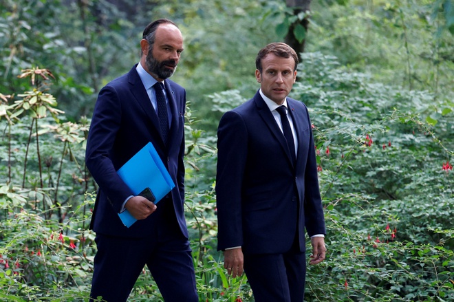 Thủ tướng Pháp Edouard Philippe (trái) và Tổng thống Emmanuel Macron. Ảnh: Reuters.