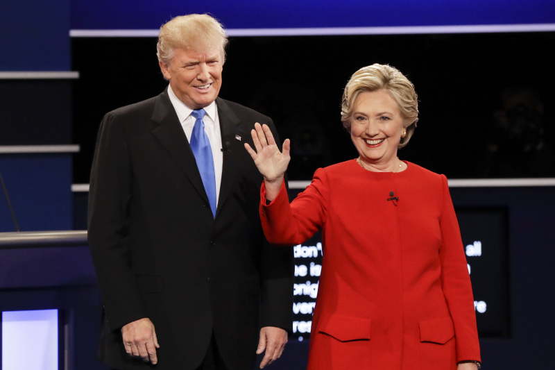 Hai ứng cử viên Donald Trump và Hillary Cliton trong một cuộc tranh luận tranh cử năm 2016. Ảnh: AP