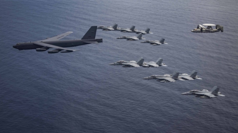 Máy bay B-52 Mỹ tham gia tập trận cùng tàu sân bay ở Biển Đông. Ảnh: Hải quân Mỹ