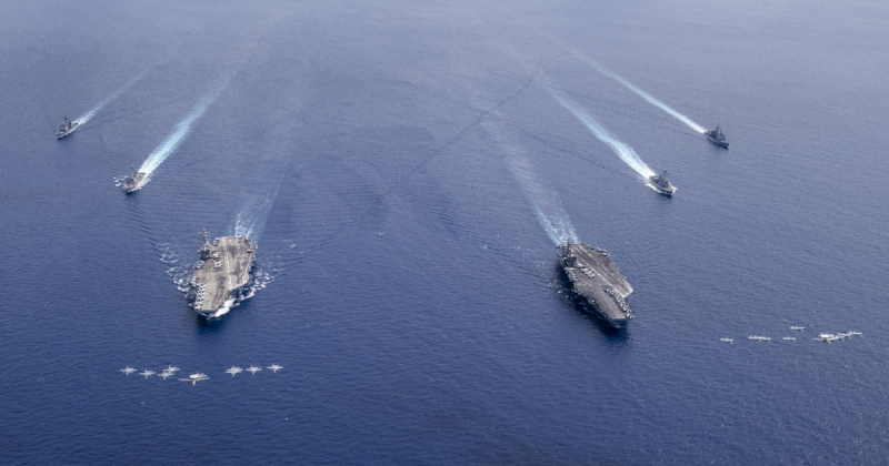 Mỹ đưa hai đội tàu sân bay USS Nimitz và USS Ronald Reagan phô diễn sức mạnh ở Biển Đông.