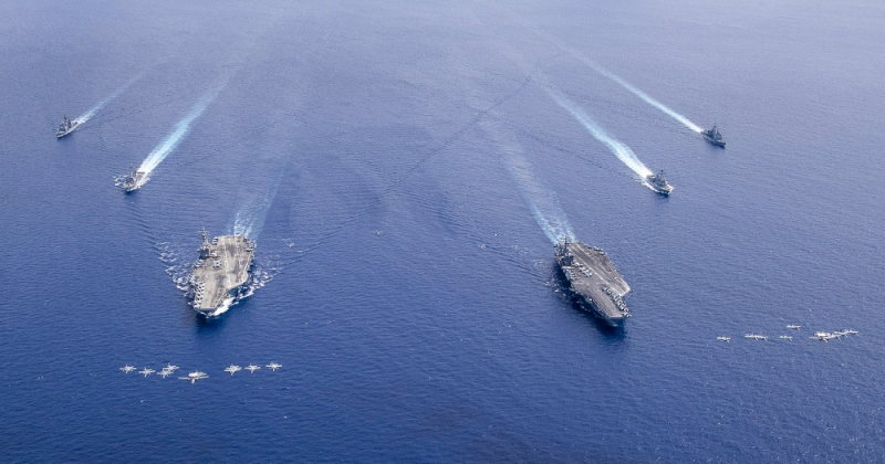 Phi đội tiêm kích của 2 tàu sân bay dẫn đầu bởi 2 máy bay chỉ huy và cảnh báo sớm E-2C bay phía trước đội hình tạo nên hình ảnh rất ấn tượng, minh chứng cho sức mạnh hùng hậu của Hải quân Mỹ trong tập trận trên Biển Đông hồi đầu tháng 7/2020. Ảnh: Hải Quân Mỹ.