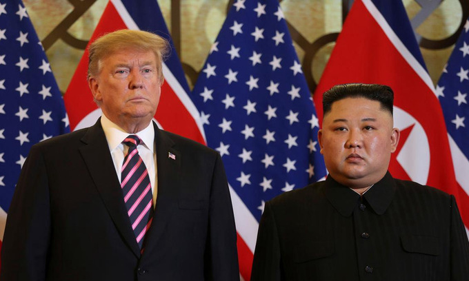 Trump (trái) và Kim tại hội nghị thượng đỉnh Mỹ - Triều tháng 2/2019. Ảnh: Reuters.