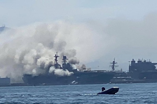 Một phát ngôn viên của Hải quân Mỹ cho biết 17 thủy thủ và 4 thường dân đang cấp cứu sau vụ cháy nổ trên tàu USS Bonhomme Richard đang neo đậu tại tại Căn cứ Hải quân San Diego.
