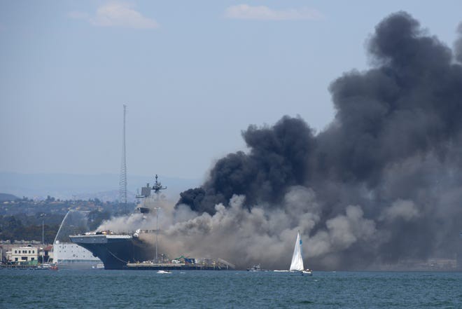 Mike Raney - phát ngôn viên của Hải quân cho biết 17 thủy thủ và 4 thường dân đang được điều trị chấn thương sau vụ cháy nổ trên tàu USS Bonhomme Richard.