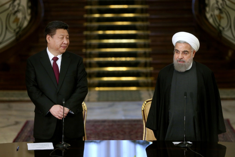 Tổng thống Hassan Rouhani (phải) và Chủ tịch Trung Quốc Tập Cận Bình tại cuộc gặp cấp cao hồi tháng 1/2016 ở Bắc Kinh. Ảnh: Getty Images