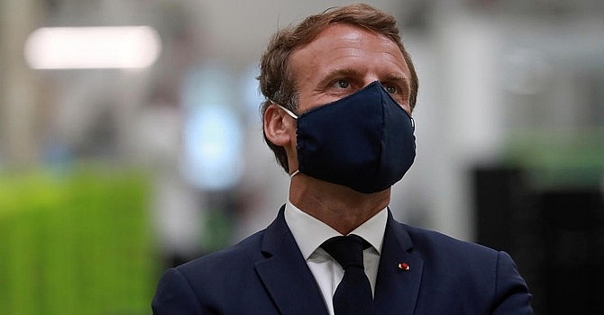 Tổng thống Emmanuel Macron đeo khẩu trang phòng dịch.